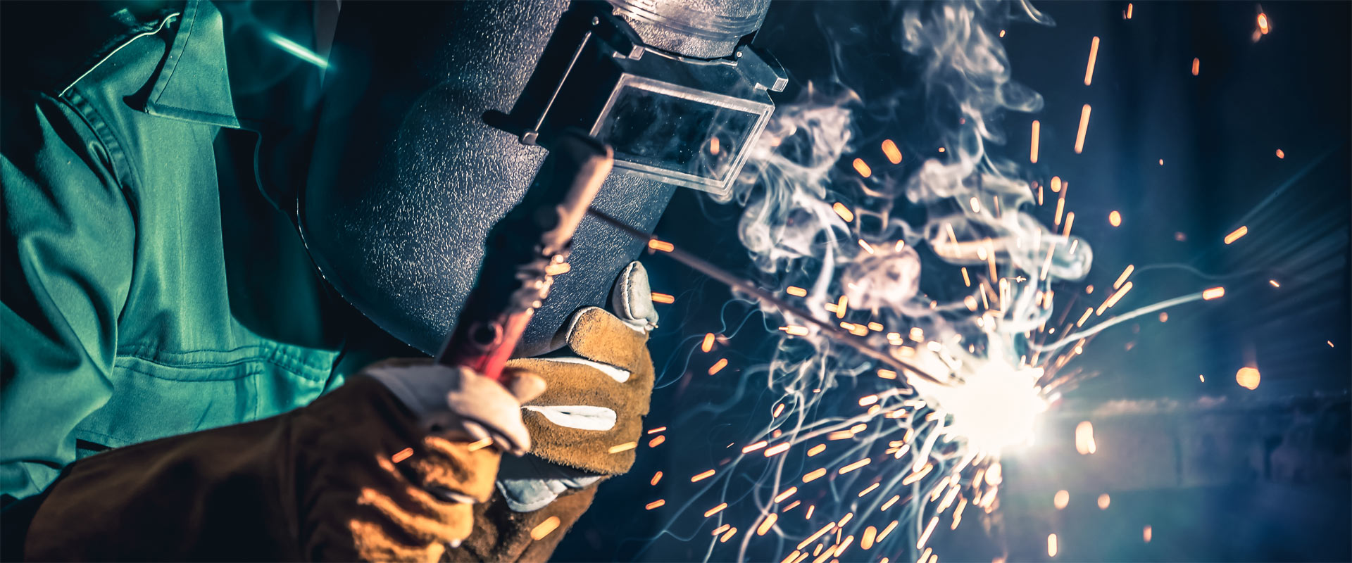 Zvárač pri práci — iskry pri zváraní v Zváračskej škole Tranzit